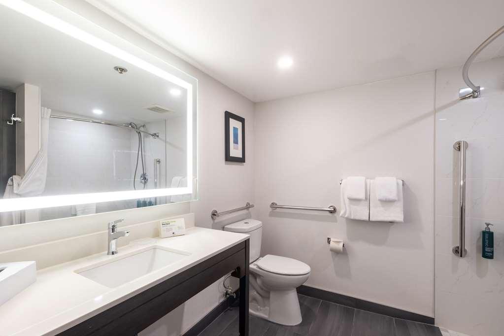 Doubletree By Hilton Calgary North Hotel Bagian luar foto